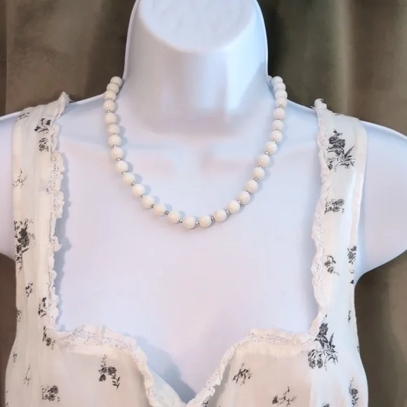 Timeless White Beaded Necklace with Vintage Elegance - Picture 5 of 7